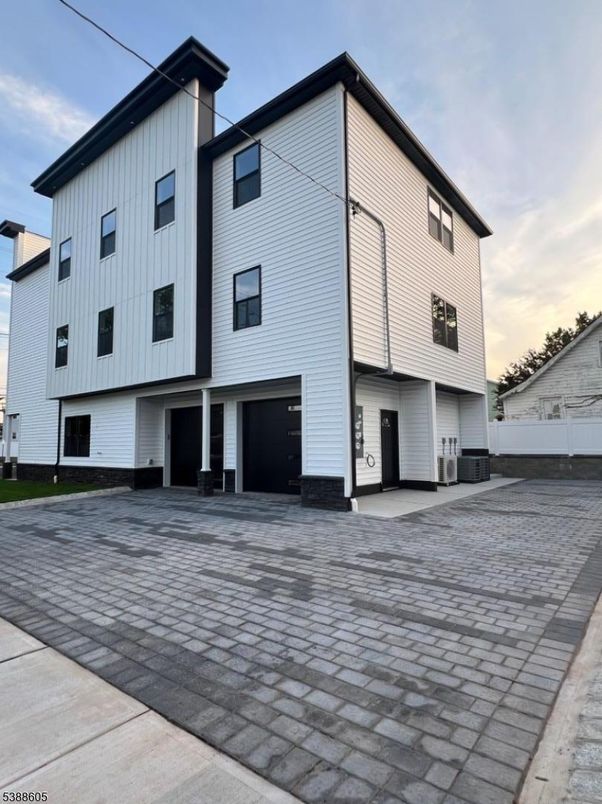 Attached, Exterior, Facade, Farmhouse