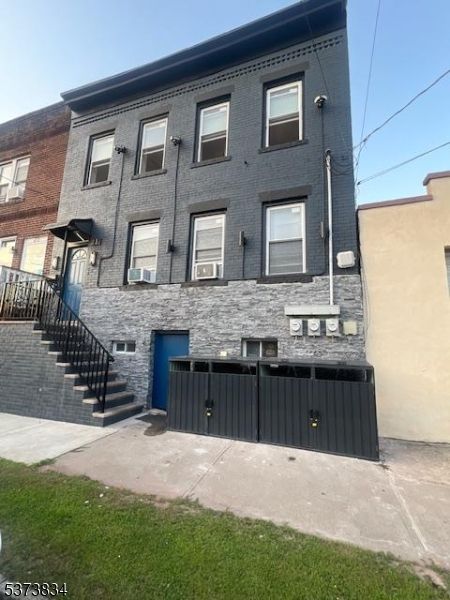Attached, Exterior, Facade, Rowhouse