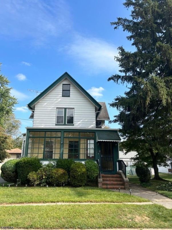 Exterior, Facade, Queen Anne Victorian