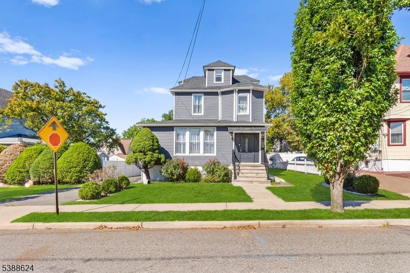 Exterior, Facade, American Foursquare