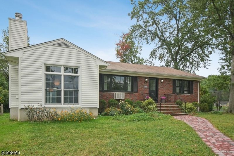 Exterior, Facade, Brick Facade, Split Level