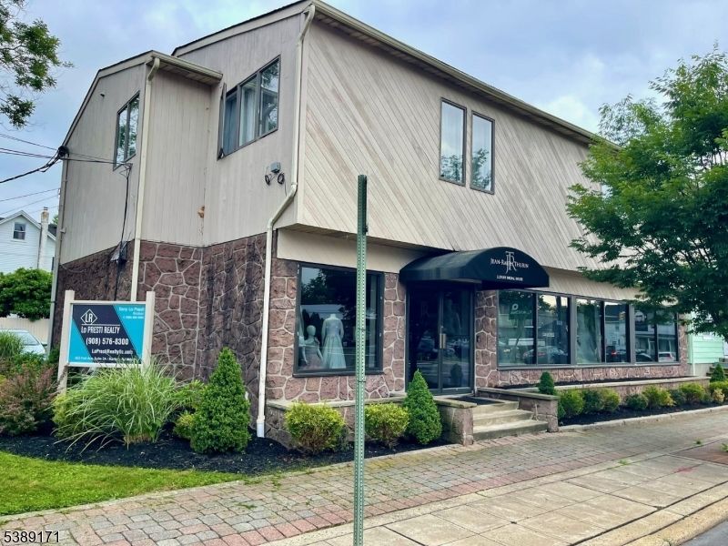 Exterior, Facade, Brick Facade, Modern