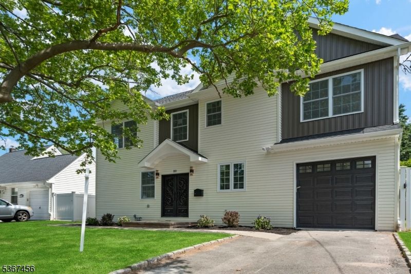 Attached, Exterior, Facade, Farmhouse