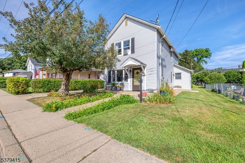 Backyard, Exterior, Facade, Queen Anne Victorian