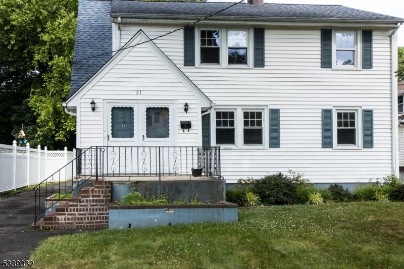 Attached, Exterior, Facade, Cape Cod