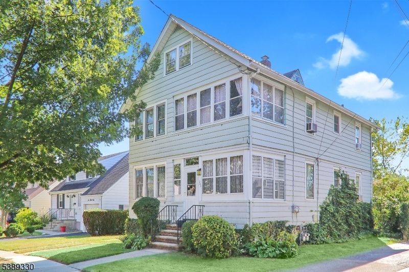 Exterior, Facade, Queen Anne Victorian