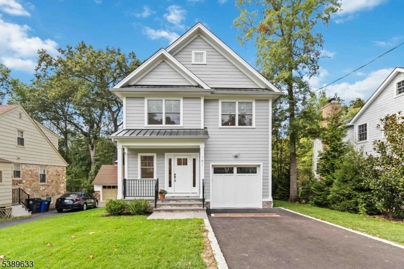 Attached, Exterior, Facade, Queen Anne Victorian