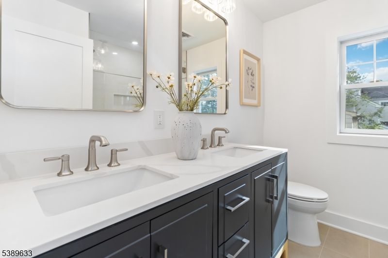 Bathroom, Dual Sink Vanities, Interior, Recessed Lighting