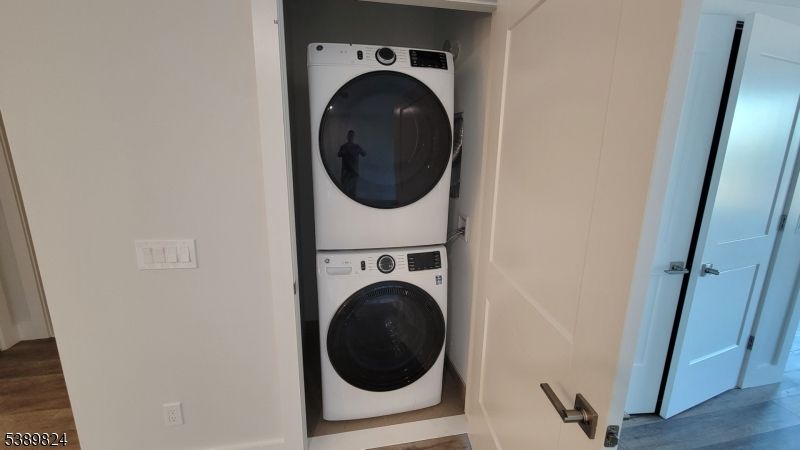 Interior, Utility Closets, Washer, Wood Texture Flooring