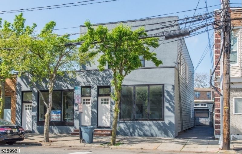 Exterior, Facade, Rowhouse