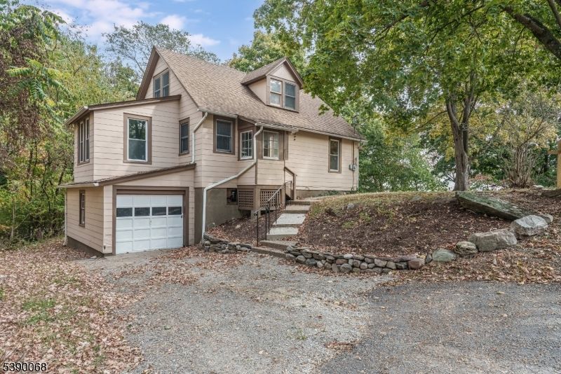 Attached, Exterior, Facade, Cape Cod