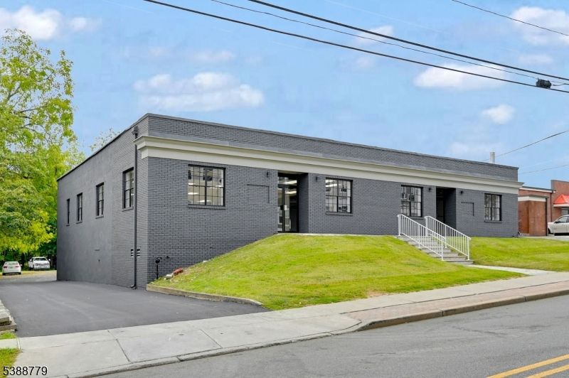 Exterior, Facade, Brick Facade, Cape Cod