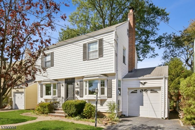 Attached, Exterior, Facade, Cape Cod