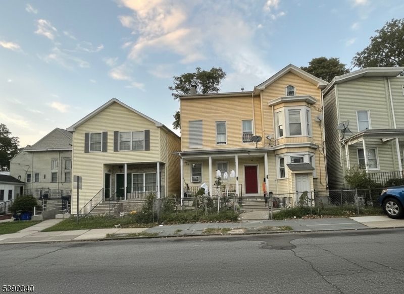 Exterior, Facade, Rowhouse