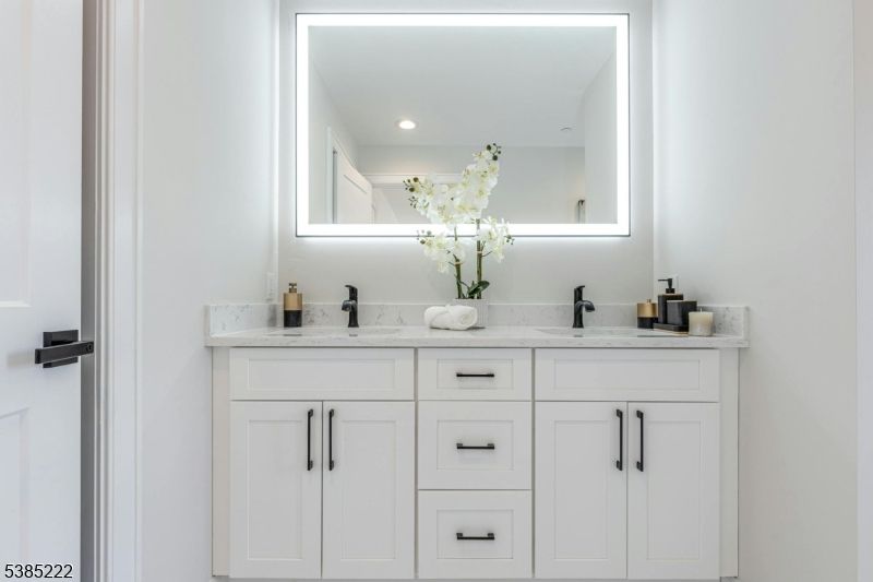 Bathroom, Dual Sink Vanities, Interior, Recessed Lighting