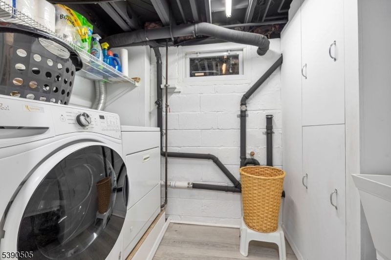 Interior, Utility Closets, Washer, Wood Texture Flooring