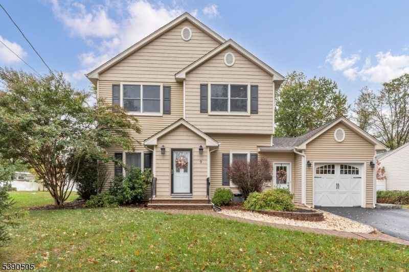 Attached, Exterior, Facade, Farmhouse