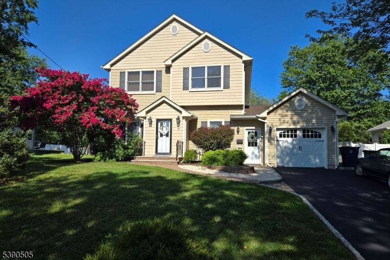 Attached, Exterior, Facade, Queen Anne Victorian