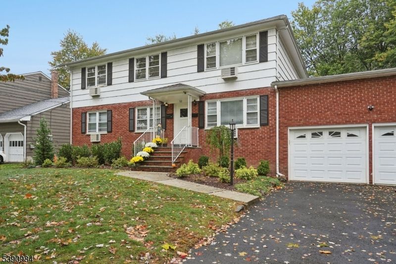 Attached, Exterior, Facade, Brick Facade, Georgian