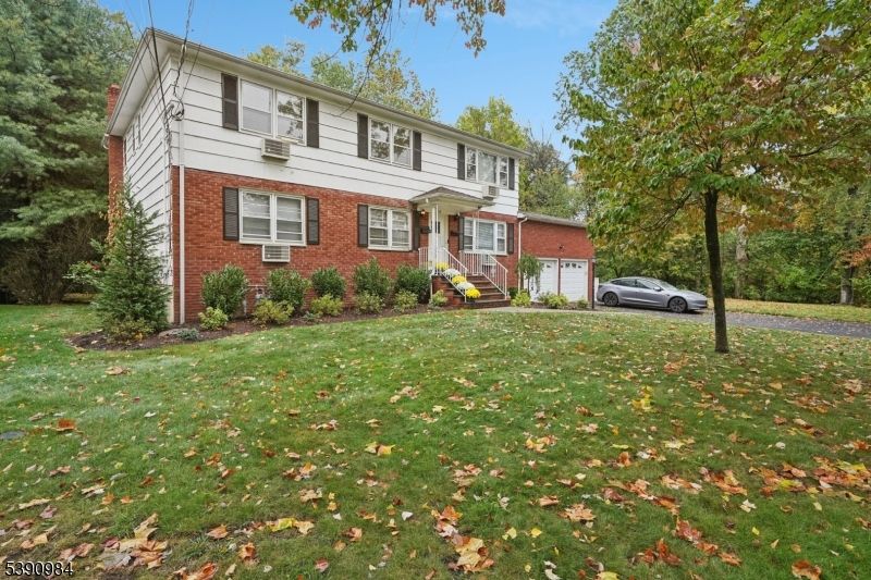 Attached, Exterior, Facade, Brick Facade, Raised Ranch