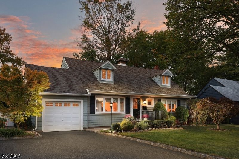 Attached, Exterior, Facade, Cape Cod