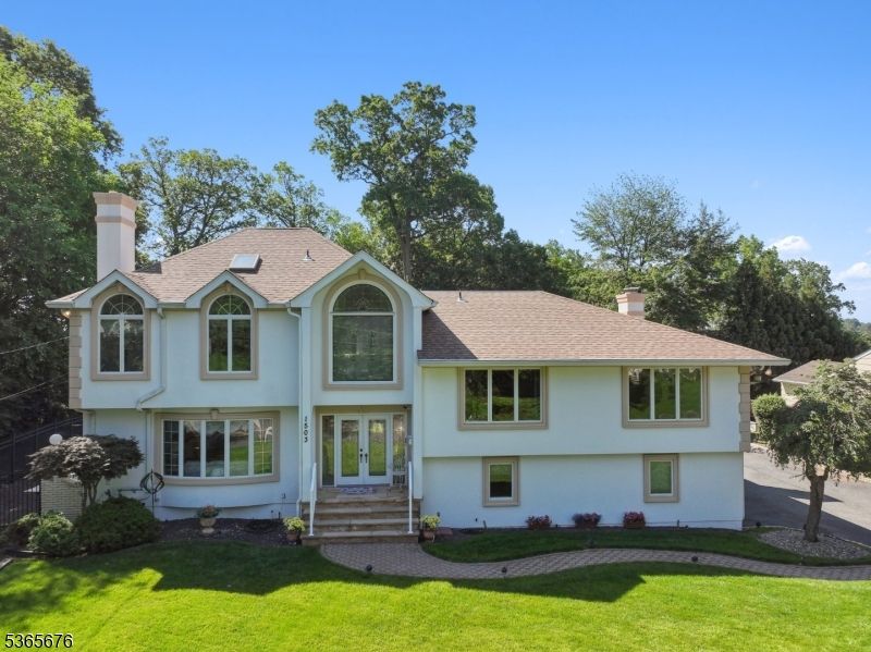 Exterior, Facade, Split Level