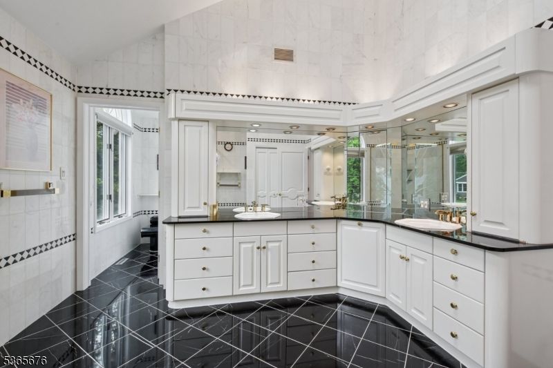 Bathroom, Dual Sink Vanities, Interior, Recessed Lighting