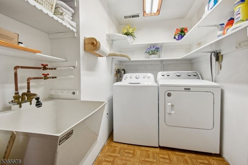 Interior, Utility Closets, Washer, Wood Texture Flooring