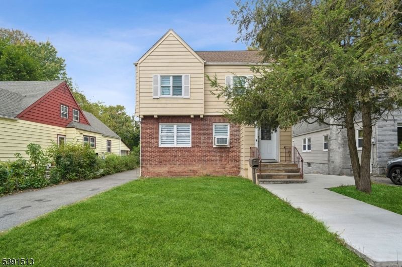 Exterior, Facade, Brick Facade, Split Level