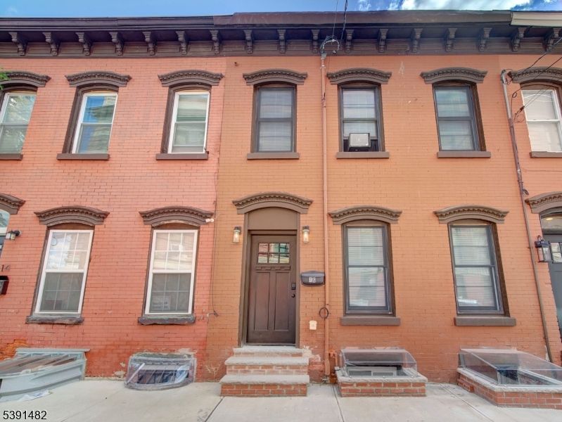 Exterior, Facade, Brick Facade, Rowhouse