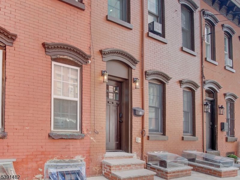 Exterior, Facade, Brick Facade, Rowhouse