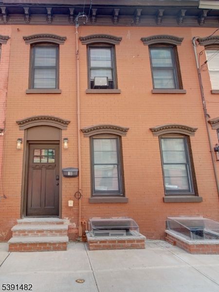 Exterior, Facade, Brick Facade, Rowhouse