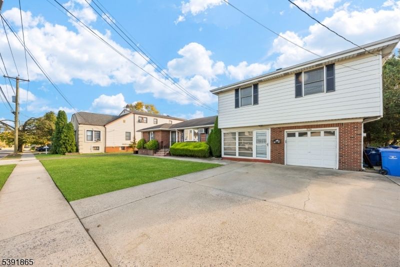 Attached, Exterior, Facade, Brick Facade, Split Level