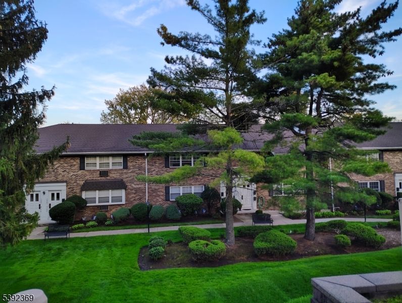 Exterior, Facade, Brick Facade, Georgian