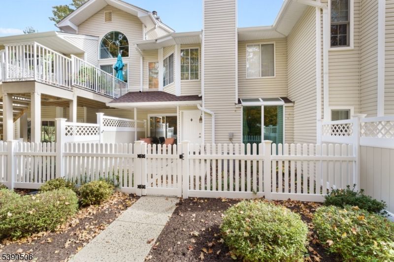 Exterior, Facade, Rowhouse