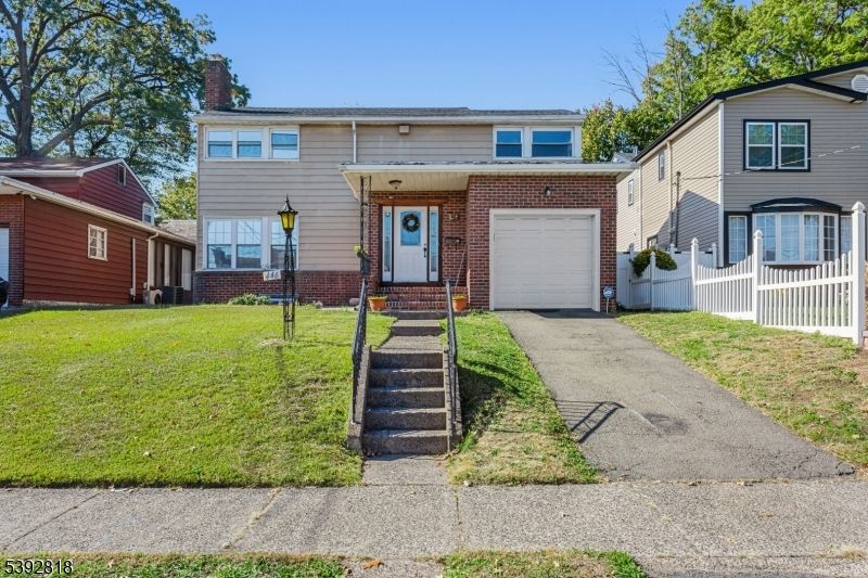 Attached, Exterior, Facade, Brick Facade, Raised Ranch