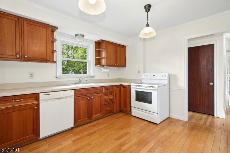 Interior, Kitchen, Pendant Lights, Wood Texture Flooring