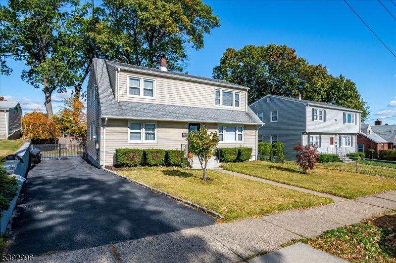 Exterior, Facade, Split Level