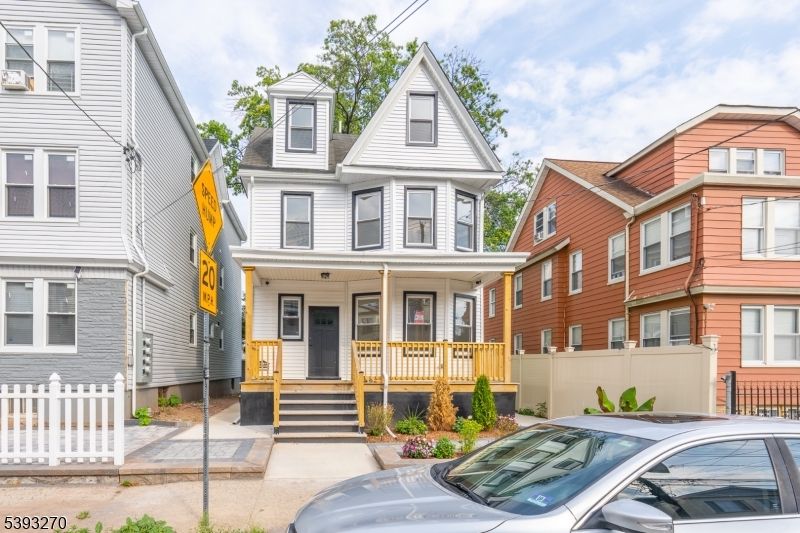 Exterior, Facade, Queen Anne Victorian