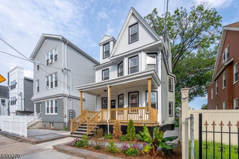 Exterior, Facade, Queen Anne Victorian