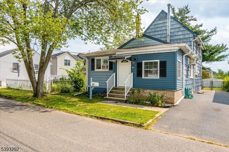 Exterior, Facade, Cape Cod