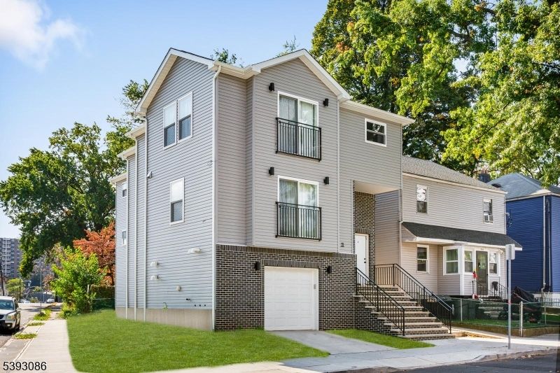 Attached, Exterior, Facade, Brick Facade, Rowhouse