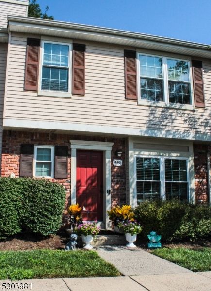 Exterior, Facade, Raised Ranch