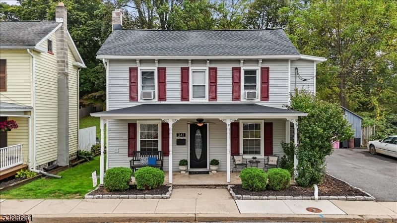Exterior, Facade, American Foursquare