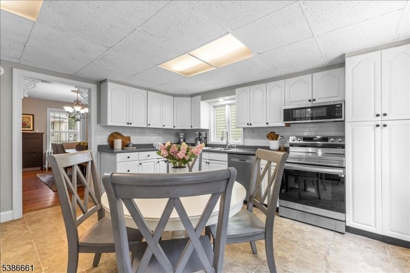 Chandelier, Dining room, Interior, Kitchen, Recessed Lighting, Stainless Steel Appliances