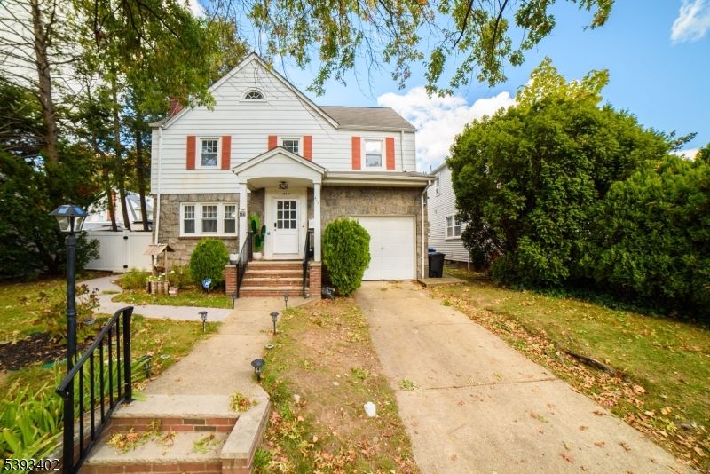 Attached, Exterior, Facade, Queen Anne Victorian