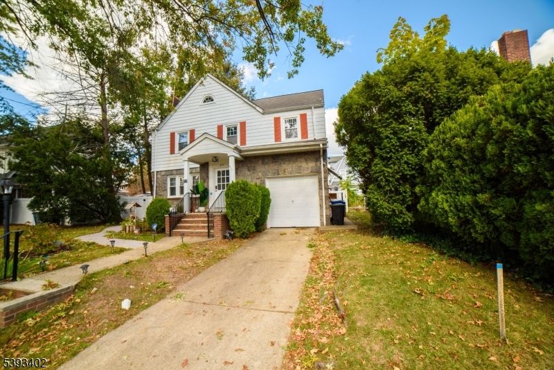 Attached, Backyard, Exterior, Facade, Queen Anne Victorian