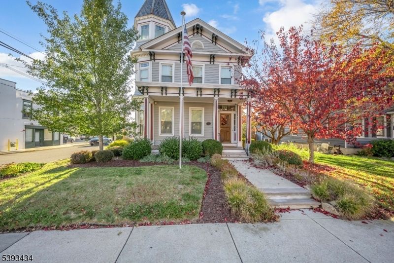 Exterior, Facade, Queen Anne Victorian