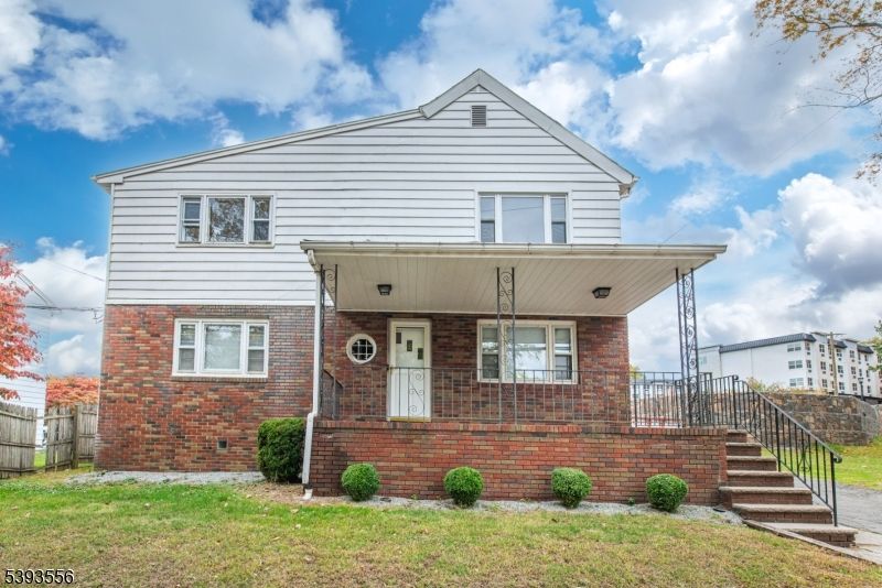 Exterior, Facade, Brick Facade, Split Level