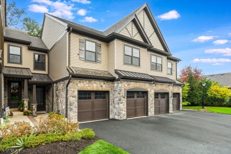 Attached, Exterior, Facade, Queen Anne Victorian